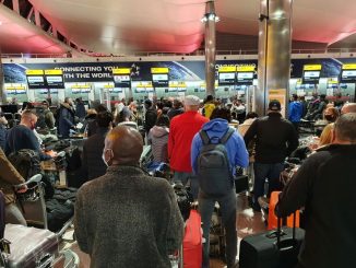 long queues at heathrow airport 1