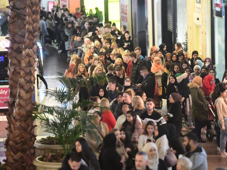 Queues at Trafford Centre