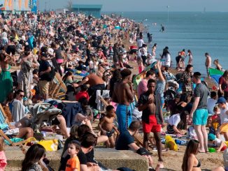 heat wave parks and beaches full but theres the risk of the peak