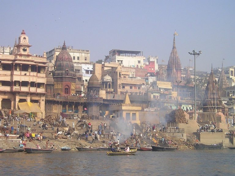 India: covid 300 000 infections and bodies thrown into the Ganges