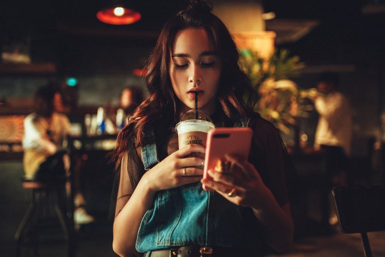 children-phone-avoid-dinner