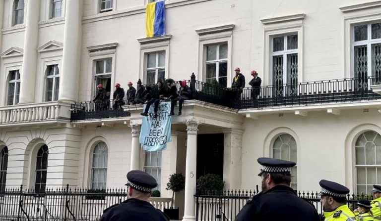 Anarchists attack the villa of a Russian oligarch in London