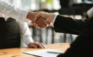 7143601 donne d affari stretta di mano contenta del lavoro la donna si diverte con il suo compagno di lavoro stretta di mano gesticolando connessione concetto di accordo gratuito foto