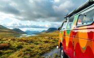 Un camper in un paesaggio sereno, simbolo di libertà e avventura
